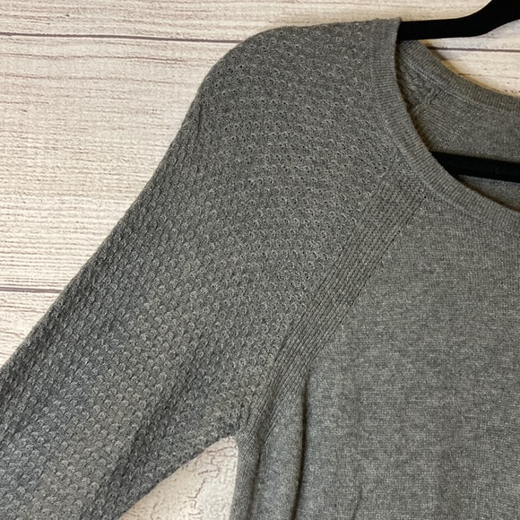 LOFT Outlet Gray Textured Lightweight Sweater Top - Size Small - Picture 6 of 16